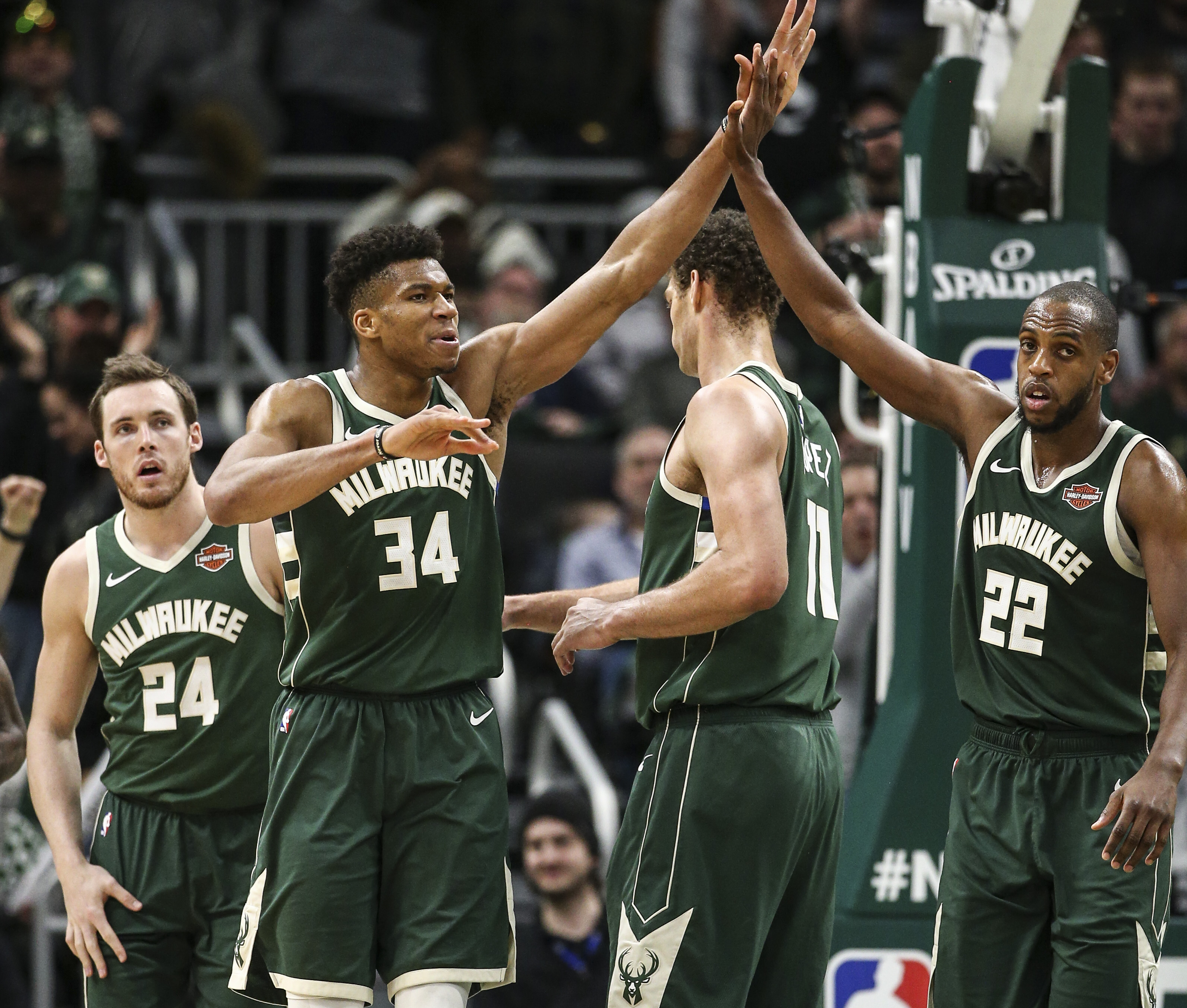 关于雄鹿全队发威击败开拓者晋级季后赛的信息