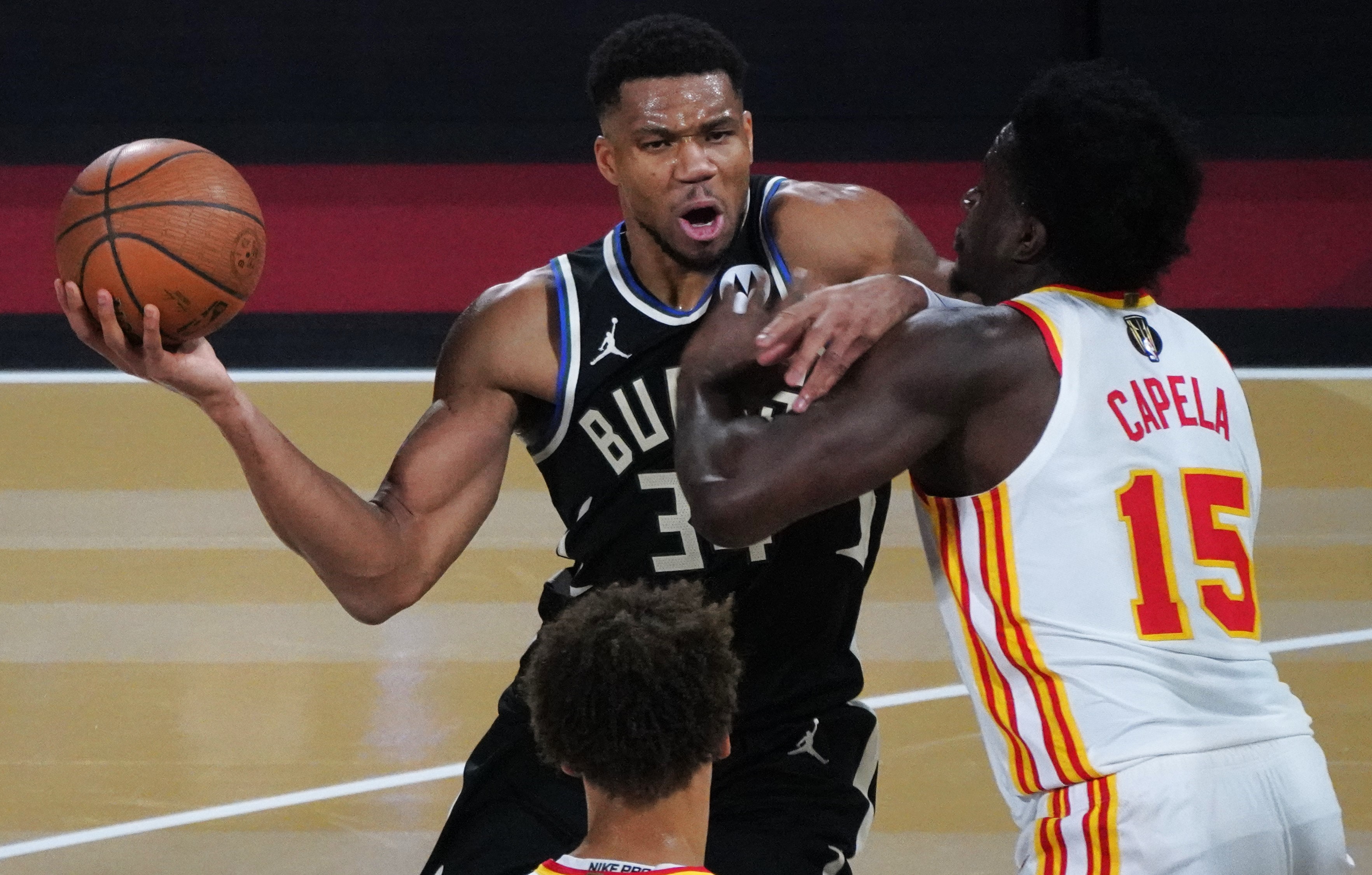 关于雄鹿全队发威击败开拓者晋级季后赛的信息